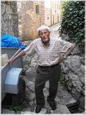 Giovanni 83 anni rimasto vedovo
